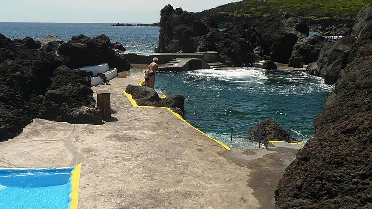 Idyllische Küsten und Bädeer zwischen Lavasteinen auf der Insel Pico.