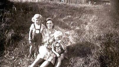 Peter und Magdalena Damke mit Günter Strosetzky(rechts) neben der Straße südlich des Gebäudes. Repro: Andreas Welz