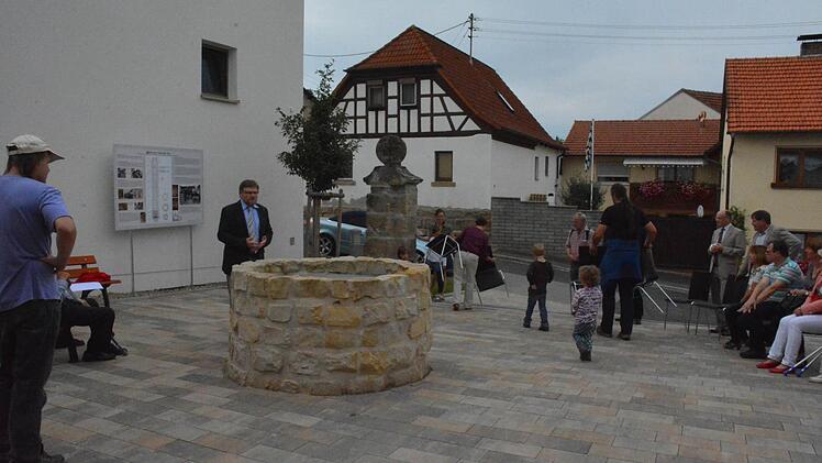 Als man den Brunnen im Pfarrhof fand und sanierte, erhoffte man sich Aufschluss des einstigen Schlosses in Burgpreppach. Nun sollen weitere Untersuchungen folgen. Foto: Schmidt