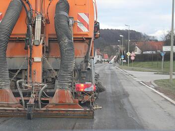 Ständig sind große Kehrmaschinen unterwegs, um die Straßen (hier nach Unteroberndorf) halbwegs befahrbar zu halten.Fotos: Kurz/Huth