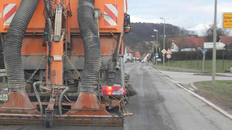Ständig sind große Kehrmaschinen unterwegs, um die Straßen (hier nach Unteroberndorf) halbwegs befahrbar zu halten.Fotos: Kurz/Huth