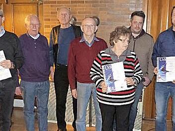 Vorsitzender Erich Schiffelholz (l.) und Bezirksvorsitzender Philipp Wagner (3. v. r.) ehrten Gerhard Opel, Harti Kie&szlig;ling, Hermann Gerdes, Ludwig M&uuml;nch, Erika M&uuml;nch, J&uuml;rgen Feulner von der Carl-von-Linde Realschule und G&uuml;nther Eisentraut.  Foto: Werner Rei&szlig;aus