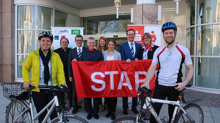 Die Sparkassen-Mitarbeiter Claudia Rottenberger (links) und Jochen Faber (rechts) kamen zum Startschuss der Aktion "Mit dem Rad zur Arbeit" mit dem Fahrrad. Bei der Eröffnung mit dabei waren zudem (von links) Gerhard Klamet (DGB), Michael Bischof (vbw), Roland Friedrich (Sparkasse), Bernadette Köth (AOK), Marina Wahler (Sparkasse), Peter Scheder (AOK) und Astrid Partsch (Sparkasse). Fotos: Ralf Ruppert