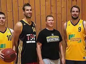 Die R&uuml;ckkehrer des TSV Tr&ouml;ster Breiteng&uuml;&szlig;bach, v.&nbsp;l.: Alex Engel, Alex Heide, Cheftrainer Johannes Laub, Erik Land. Auf diesem Bild fehlt Dimitry McDuffie. Foto: Florian D&ouml;rr