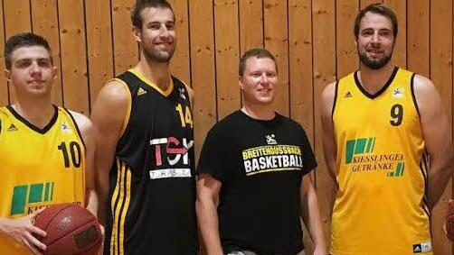 Die R&uuml;ckkehrer des TSV Tr&ouml;ster Breiteng&uuml;&szlig;bach, v.&nbsp;l.: Alex Engel, Alex Heide, Cheftrainer Johannes Laub, Erik Land. Auf diesem Bild fehlt Dimitry McDuffie. Foto: Florian D&ouml;rr