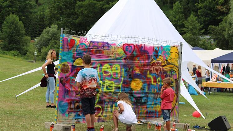 Auch die Kinder durften eine Wand bunt ansprayen. Foro: Lisa Kieslinger