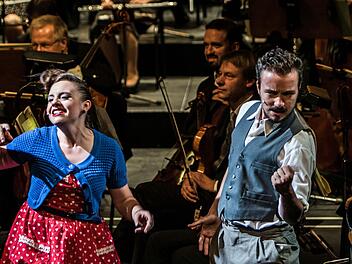 Reichlich Applaus gab es beim Gala-Konzert im Landestheater Coburg für einen Ausschnitt aus dem Rock'n'Roll-Musical "A Spider Murphy Story". Foto: Jochen Berger