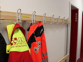 Teamwork auf den ersten Blick: An der Garderobe im Flur der neuen Rettungswache in Weismain hängen ASB- und Rotkreuz-Jacken nebeneinander. Foto: Popp