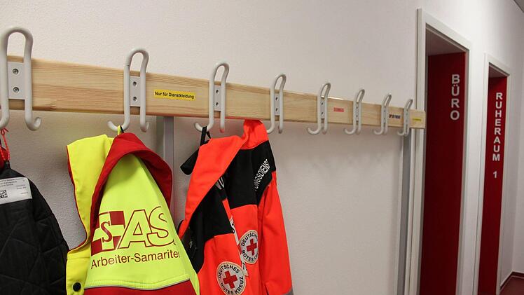 Teamwork auf den ersten Blick: An der Garderobe im Flur der neuen Rettungswache in Weismain hängen ASB- und Rotkreuz-Jacken nebeneinander. Foto: Popp