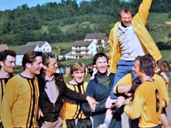 Das Jahr 1974, der Aufstieg in die Landesliga war geschafft: Das feierten die Trebgaster (von links) Werner Nagel, Wolfgang Horter, Heinz Beck, Klaus Müller, Wolfgang Martin und Trainer Günter Schuhmann. Foto: Archiv