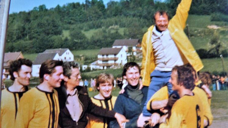 Das Jahr 1974, der Aufstieg in die Landesliga war geschafft: Das feierten die Trebgaster (von links) Werner Nagel, Wolfgang Horter, Heinz Beck, Klaus Müller, Wolfgang Martin und Trainer Günter Schuhmann. Foto: Archiv