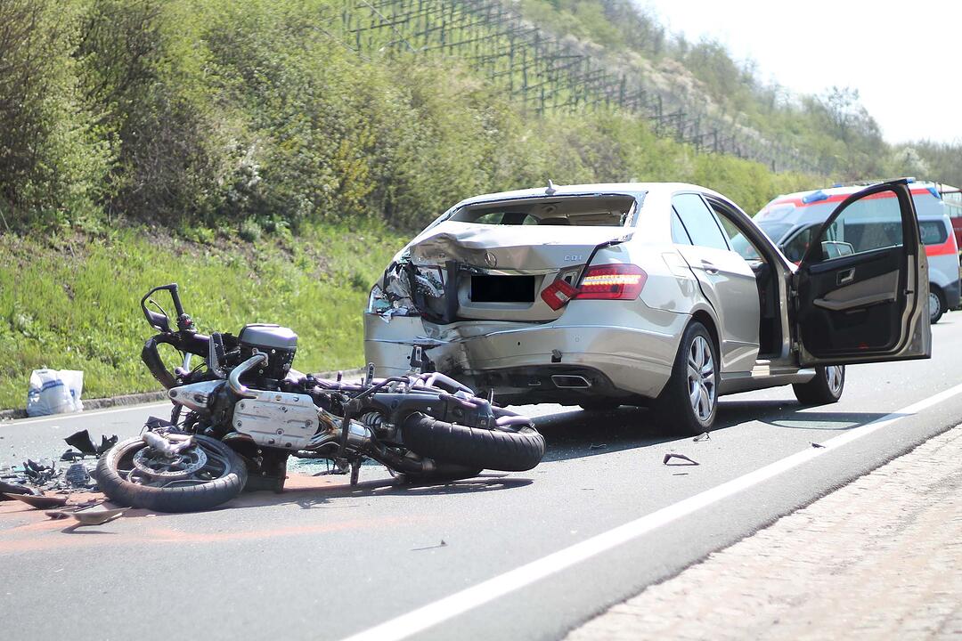 Unterfranken: Motorradfahrer kracht in Autoheck – 44-Jähriger schwebt in Lebensgefahr