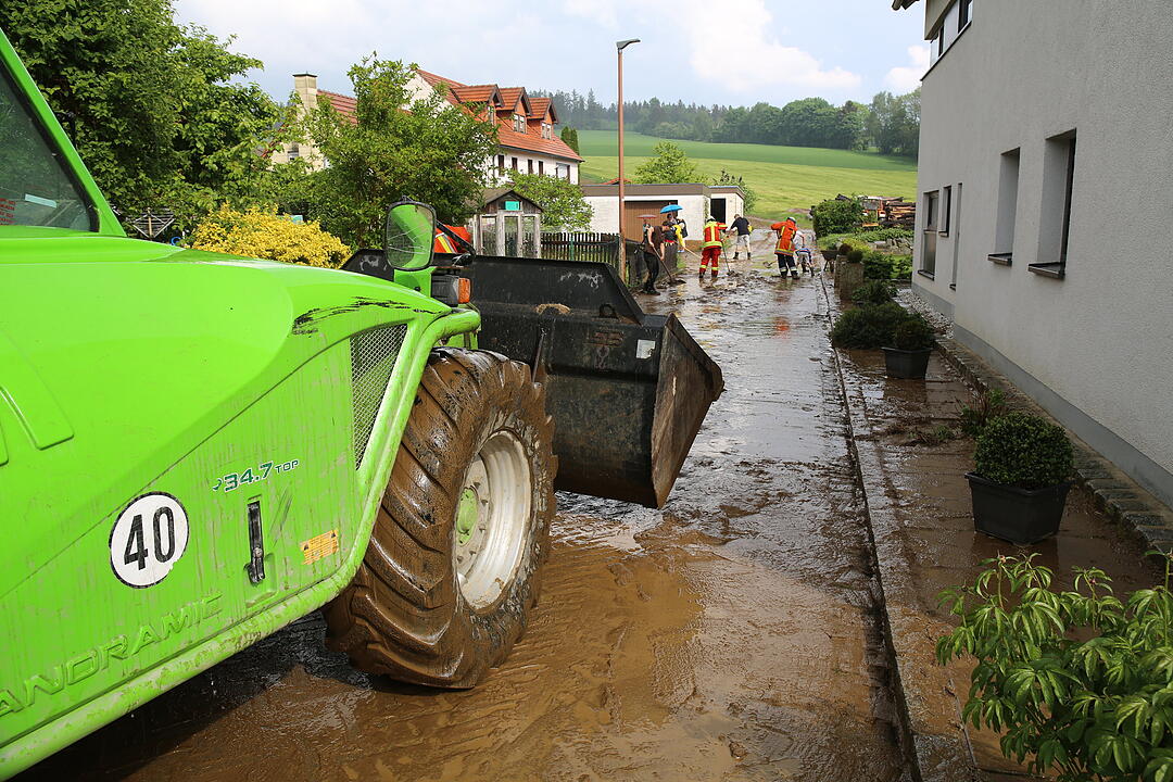 Schwerer Platzregen Überschwemmt ganze Straße