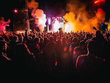"Die Party der Vorjahre ist mit der 2018 nicht vergleichbar. Alles wird größer und professioneller", sagt Mit-Organisator Jonas Hübsch. Dabei war auch 2017 bei der Veranstaltung im Thurnauer Oberland einiges los, wie unser Bild zeigt. Foto: PIN