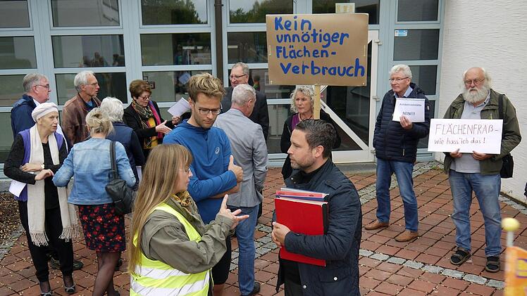 Gegen die bei Drossenhausen geplante Raststätte hat es am Donnerstag eine Demonstration vor dem Landratsamt gegeben. - Foto: Berthold Köhler
