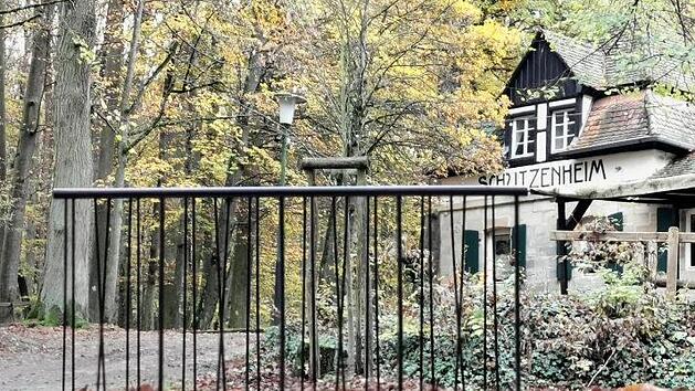 Zur Veranschaulichung wurde das Miniaturmodell des neuen Gel&auml;nders vor dem Sch&uuml;tzenhaus-Keller platziert. Foto: Stadt Forchheim