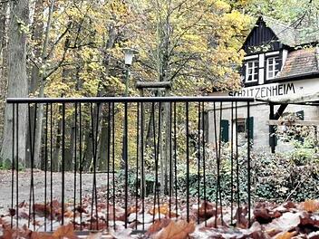 Zur Veranschaulichung wurde das Miniaturmodell des neuen Geländers vor dem Schützenhaus-Keller platziert. Foto: Stadt Forchheim