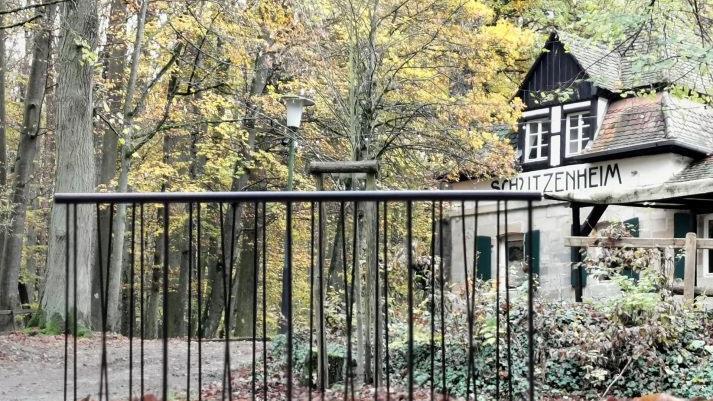 Zur Veranschaulichung wurde das Miniaturmodell des neuen Geländers vor dem Schützenhaus-Keller platziert. Foto: Stadt Forchheim
