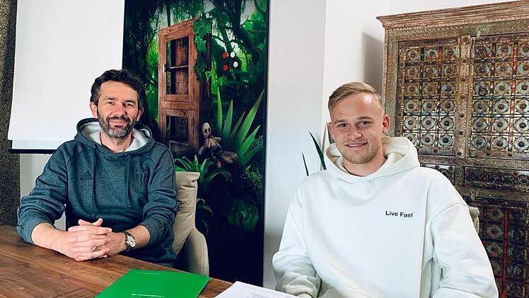 Marco Zietsch (rechts) bei der Vertragsunterzeichnung mit FC 05-Sportdirektor Robert Hettich. Foto: FC 05