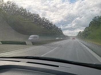 Aquaplaning auf der A7: Drei Verletzte und 55.000 Euro Schaden