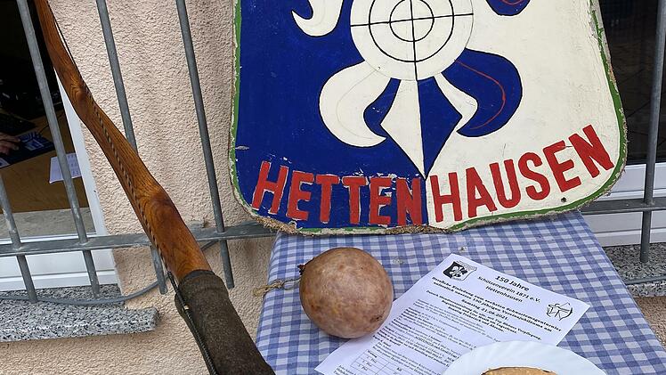 Kulinarische Rhöner Köstlichkeiten, wie Schwartenmagen und O'batzter, ließen sich die Schützen nach dem Turnier munden. Foto: Hans-Peter Ehrensberger