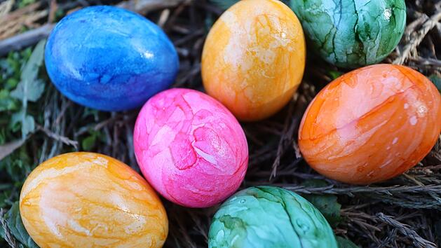 Bunte Ostereier gehören zu jedem Osterfest dazu. Bei der Haltbarkeit solltest du einiges beachten.