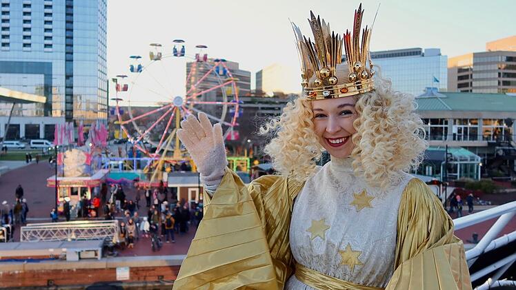 Christkind Teresa Windschall vor dem Riesenrad des Christmas Vil