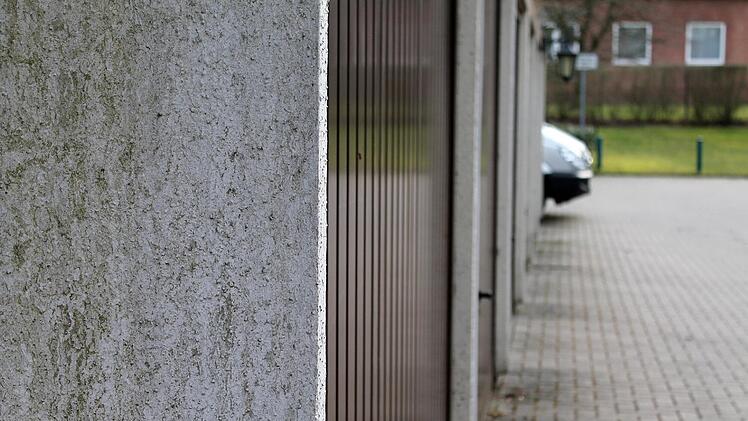 Tierheim Hof mit Bitte: "Schaut in Garagen und Gartenhäusern nach"