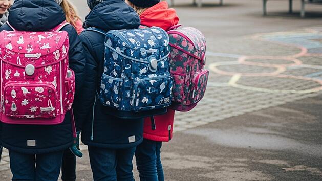 Grundschule, Grundsch&uuml;ler, Schule, Sch&uuml;ler, Pausenhof, Schulranzen