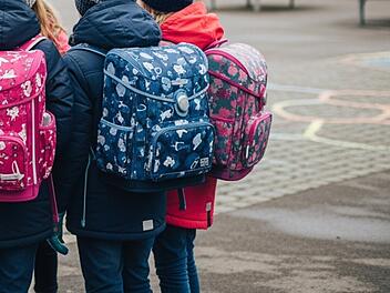 Grundschule, Grundsch&uuml;ler, Schule, Sch&uuml;ler, Pausenhof, Schulranzen