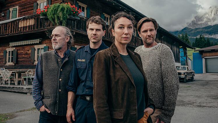Drei Generationen, drei Grubers gingen zur Polizei: Fanny (Ursula Strauss) ebenso wie zuvor ihr Vater Hannes (Sven-Eric Bechtolf, links) und nunr auch Tobi (Noah L. Perktold, zweiter von links), ihr Sohn mit ihrem Exmann G&uuml;nther (Kai Ivo Baulitz).