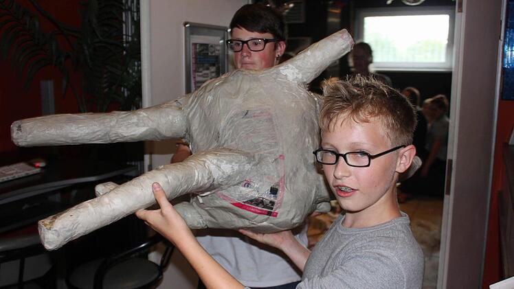 Shawn Emminger (l.) und  Felix Schmitt transportieren den Alien-Rohling an die frische Luft zum Trocknen.  Fotos: Christian Bauriedel