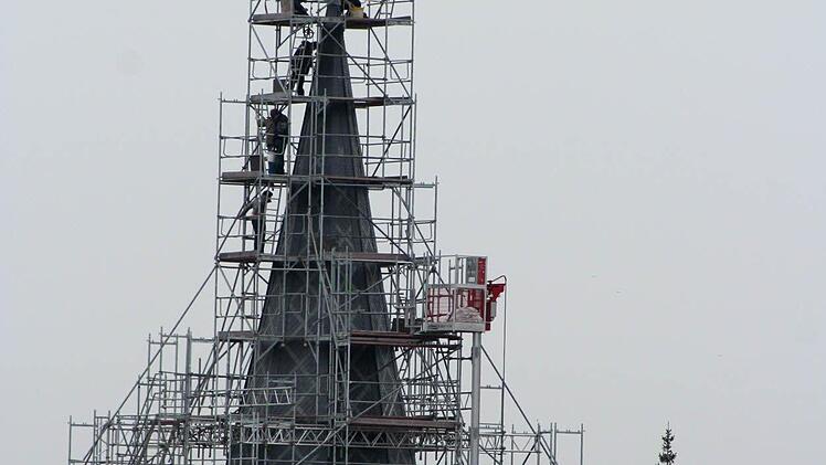 Der Kirchturm trägt noch sein Gerüst. Fotos: Johanna Blum
