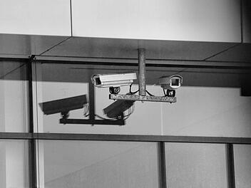 An Banken hängen die Video-Kameras wie hier bei der Sparkasse Forchheim nicht erst seit gestern. Aber der Einsatz der Technik nimmt zu. Immer mehr Privatleute und Unternehmen setzen auf "Big Brother", um sich vor Langfingern, Einbrechern und Vandalen zu schützen.