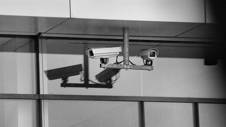 An Banken hängen die Video-Kameras wie hier bei der Sparkasse Forchheim nicht erst seit gestern. Aber der Einsatz der Technik nimmt zu. Immer mehr Privatleute und Unternehmen setzen auf "Big Brother", um sich vor Langfingern, Einbrechern und Vandalen zu schützen.