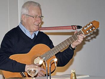 Wilhelm Wolpert in Hochform bei seinem Auftritt in der Münnerstädter Alten Aula.  Foto: Björn Hein