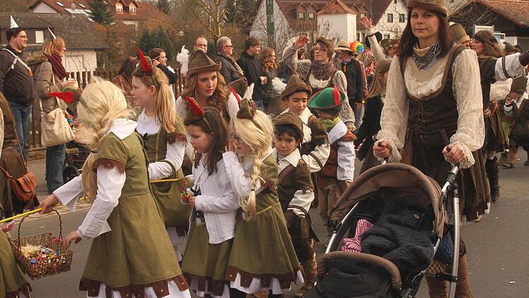 Die Buben und Mädchen des Kindergarten Limbachs erschienen als "Robin Hoods."
