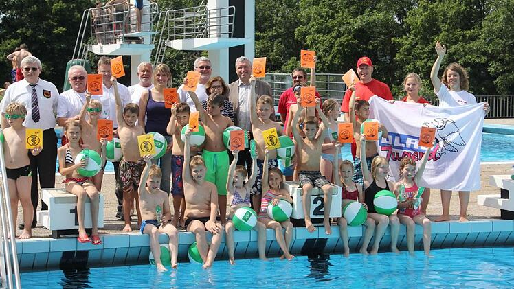 Die Klasse 3 b errang die meisten Schwimmabzeichen. Mit im Bild die Verantwortlichen von der DLRG, der Schule, der AOK sowie der Stadt.