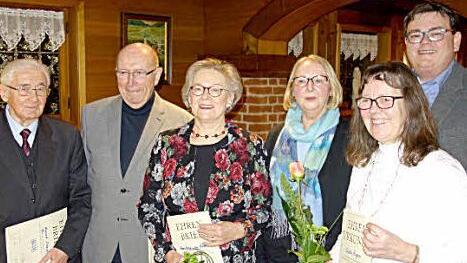 Für langjährige Treue zum BLLV-Lehrerverein Stadtsteinach ehrte der stellvertretende Bezirksvorsitzende Norbert Trütschel aus Oberhaid (rechts) Konrad Schaupert, Anton Leithner, Anneliese von Ramin und Gisela Hagen (von links nach rechts). Kreisvorsitzende Heidi Koblofsky bedankte sich und wünschte den Geehrten weiterhin alles Gute. Foto: Siegfried Sesselmann