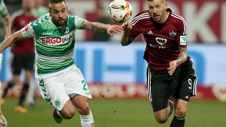 Sebastian Heidinger (links) hat bei der SpVgg Greuther Fürth einen guten Eindruck hinterlassen und trägt auch in der Saison 2016/17 das Kleeblatt-Trikot. Foto: Daniel Karmann/dpa