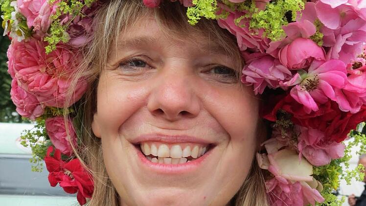 Rosengeschmückte Helferin. Foto: Doris Bauer