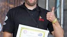 Martin Schulz freut sich über die Urkunden für den ersten und den dritten Platz des Teams "Grill-doch-mal".  Foto: privat