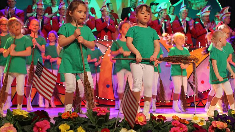 Die kleine Garde des ATSV Kronach bereicherte das Programm mit "Bibi Blocksberg" Foto: Michael Wunder