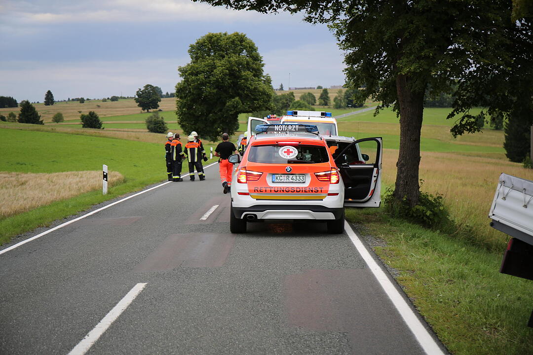 Kreis Kronach: Transporter prallt gegen Baum