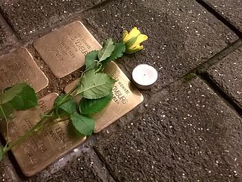 Kleine Metallplatten, wie diese hier im Steinweg, erinnern an Coburger Opfer der Nazizeit. 120 dieser Stolpersteine wurden bis 2013 vor deren einstigen Wohnungen in Coburg verlegt.Archiv/Jochen Berger