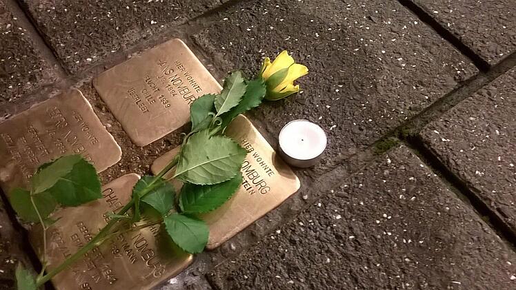 Kleine Metallplatten, wie diese hier im Steinweg, erinnern an Coburger Opfer der Nazizeit. 120 dieser Stolpersteine wurden bis 2013 vor deren einstigen Wohnungen in Coburg verlegt.Archiv/Jochen Berger