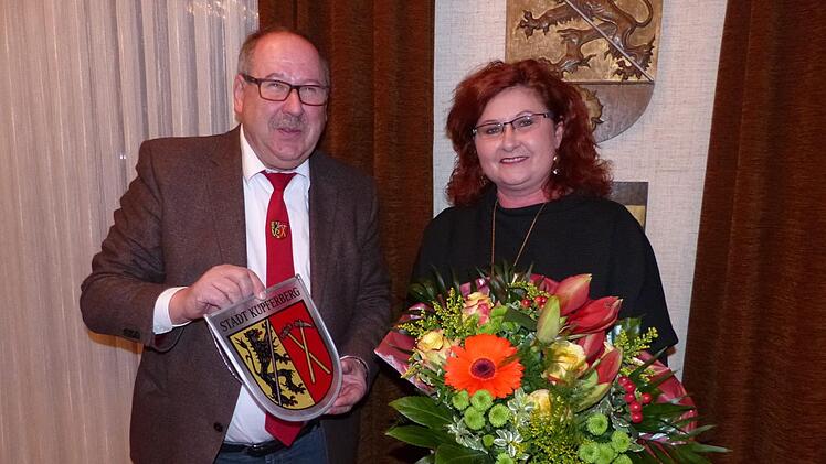 Mit Blumen und einem Stadtwappen  verabschiedete  Bürgermeister Alfred Kolenda seine bisherige Stellvertreterin Doris Manz. Foto: Klaus-Peter Wulf
