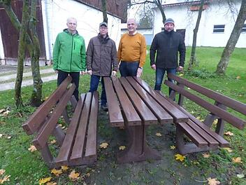 Eine neue Sitzgruppe steht dank der FSV-Ortsgruppe bereits auf dem Dorfplatz in Morschreuth (v. l.):  FSV-Ortsvorsitzender Wolfgang Reichold, Vorstandsmitglied Johannes Nowski, Bürgermeister Hanngörg Zimmermann und  Wander- und Wegewart Rüdiger Beck. Foto: Thomas Weichert