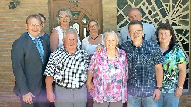 Viele Glückwünsche konnte Renate Engel zu ihrem 80. Geburtstag entgegennehmen. Das Foto zeigt die Jubilarin (Mitte) mit ihren Angehörigen. Links Bürgermeister Bernd Rebhan Foto: pr