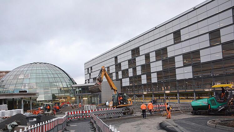 Hektik im Außenbereich der neuen Klinik am Campus in Bad Neustadt. Bis Donnerstag soll alles fertig sein. Foto: Hanns Friedrich
